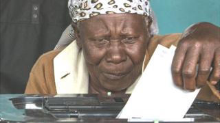 Woman votes in Gatundu
