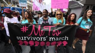 Женщины, пережившие сексуальные домогательства, сексуальные посягательства, сексуальные надругательства и их сторонники, протестуют во время марша #MeToo в Голливуде, штат Калифорния, 12 ноября 2017 года