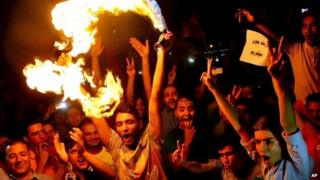 Iranians celebrate the announcement of a nuclear deal in Tehran (14 July 2015)