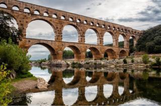 Fransa'nın güneyinde Languedoc-Roussillon bölgesinde ziyaret edebileceğiniz Pont du Gard, Romalılar tarafından inşa edilmiş bir su kemeri.