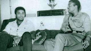 Aworan Omobolaji Johnson ati Muhammad Ali