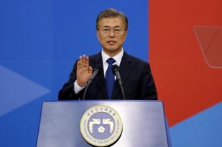 就任宣誓する文新大統領(10日、ソウル)