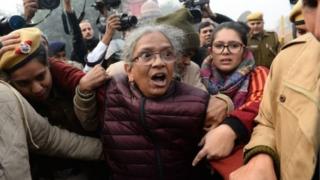 ১৯ ডিসেম্বর, ২০১৯, নয়াদিল্লিতে ভারতের নতুন নাগরিকত্ব আইনের বিরুদ্ধে একটি বিক্ষোভের সময় পুলিশের বাঁধার মুখে পড়েন এই নারী।