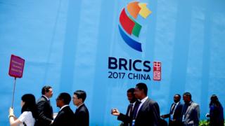 金磚國家政黨、智庫和民間社會組織論壇開幕式的嘉賓走出會場(新華社圖片11/6/2017)