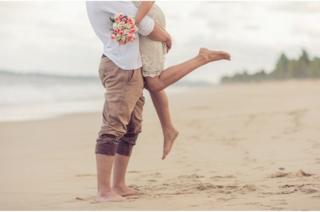 బీచ్ లో ప్రేమికులు