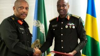 Le général Patrick Nyamvumvumba (à gauche) est maintenant ministre de l'Intérieur et le général Jean Bosco Kazura (à droite) dirige l'armée.