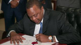 Prezida Kenyatta ashira umukono kuri iryo tegeko