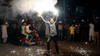 ভারতকে ১৮০ রানে হারিয়ে দেয়ার পর পাকিস্তান সমর্থকদের উল্লাস