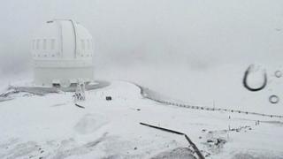 La cima de auna Kea cubierta de nieve.