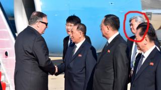 平壌に到着したポンペオ長官。赤い線で囲まれているのがキム氏