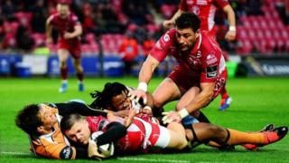 Yr asgellwr Steff Evans yn sgorio cais yn ystod ei ganfed ymddangosiad i'r Scarlets