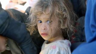Miles de civiles intentan huir de la ¨capital del califato¨ en Siria, donde una coalición apoyada por EE.UU. lucha por expulsar a los yihadistas.