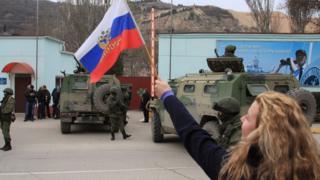 Прихильниця Росії у перші дні анексії Криму Росією