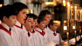Хористы в Королевском колледже в Кембридже репетируют свое Рождественское богослужение