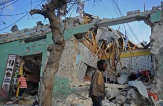 Mogadishu irakunze kwibasigwa n'ibitero biturutse ku bibombe vyatezwe mu miduga