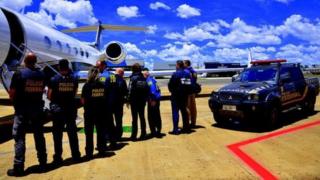 Policiais federais durante operação de transferência de presos do PCC