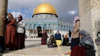 หญิงมุสลิมรอเข้าร่วมพิธีละหมาดวันศุกร์ที่ด้านหน้าโดมแห่งศิลา (Dome of the Rock) ในนครเยรูซาเลม