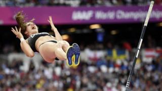 Kanadalı atlet Anicka Newell, Londra'da düzenlenen Dünya Atletizm Şampiyonası Kadınlar Sırıkla Atlama Finali'nde 4.55'lik denemesinde başarıya ulaşamamasına böyle tepki verdi.