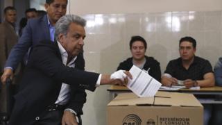 El presidente Lenín Moreno votando en el referendo