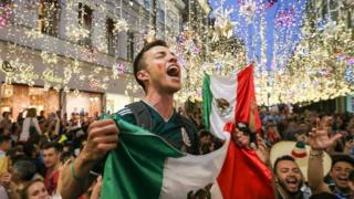 Jóvenes mexicanos con bandera.
