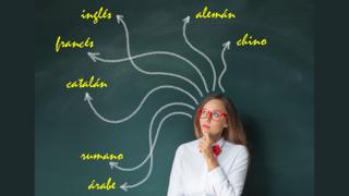 Joven con una pizarra con muchas opciones de idiomas