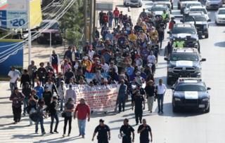 Migrantes marcham em Tijuana