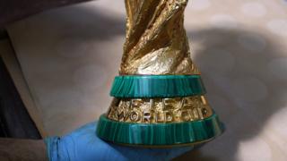 Foto mostra detalhe do acabamento da Taça em malaquita, a faixinha verde que precisa ser refeita a cada quatro anos