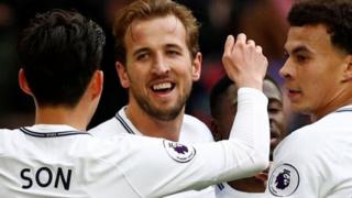 Harry Kane oo la dabaaldegaya ciyaartoyda kooxda Tottenham