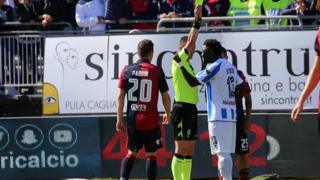 Sulley Muntari, joueur de Pescara, est sorti du terrain récemment pour avoir été racialement abusé