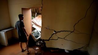 Homem em casa destruída pela tragédia em Brumadinho (MG)