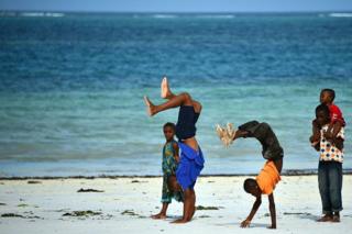 Caruurta Tanzania ayaa ka jimicsi badan kuwa iyaga facooda ah