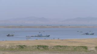 Barcos pesqueros en el río Chong Chon de Corea del Norte.