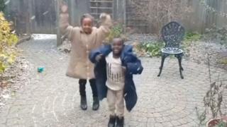 初めての雪にピョンピョン、難民の子供たちエリトリアからカナダへ