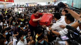ဟောင်ကောင်၊ ဆန္ဒပြ၊ အကြမ်းဖက်လူစုခွဲ၊ လေဆိပ်