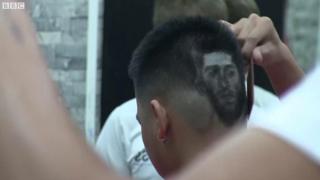 Fan VN cắt tóc hình ngôi sao World Cup