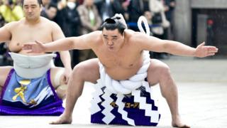 Harumafuji em celebrações de Ano Novo em Tóquio