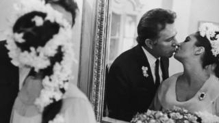 Elizabeth Taylor dan Richard Burton.