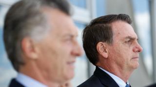 Imagem mostra o presidente da Argentina, Mauricio Macri, ao lado do presidente do Brasil, Jair Bolsonaro, em 16/01/2019