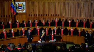 Maduro con miembros de TSJV.