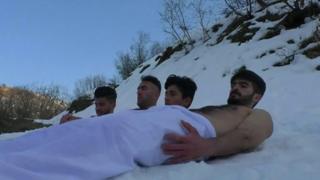 Mladi Iračani vežbaju na snegu