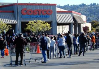 Xếp hàng trước cửa siêu thị Costco ở vùng Vịnh San Francisco