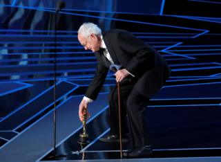 En İyi Uyarlama Senaryo Ödülü'nü kazanan James Ivory