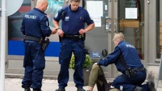 Booliska dalka Finland oo dul taagan ninka looga shakisanyahay in uu ka dambeeyay weerarka