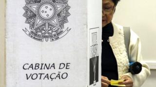 Mulher vota em São Paulo