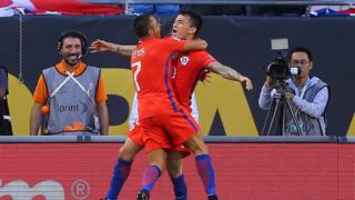 Alexis Sánchez celebra el primer gol con Charles Aránguiz