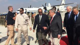 Umunyamabanga mukuru wa Onu Antonio Guterres (uwa kane uvuye i bubamfu) ashitse ku kibuga c'indege ca Mogadishio