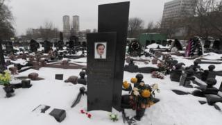 Заснеженная могила русского юриста Сергея Магнитского с его портретом на могиле в Москве в 2012 году