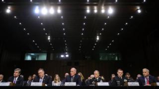 米上院情報委員会の公聴会で証言する各情報機関の責任者たち(13日、ワシントン)