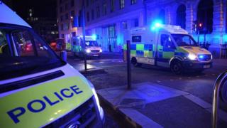 Машины скорой помощи и полиция реагируют на атаки Лондонского моста 3 июня 2017 года