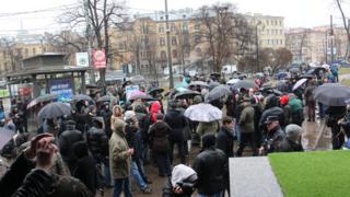 Толпа у метро